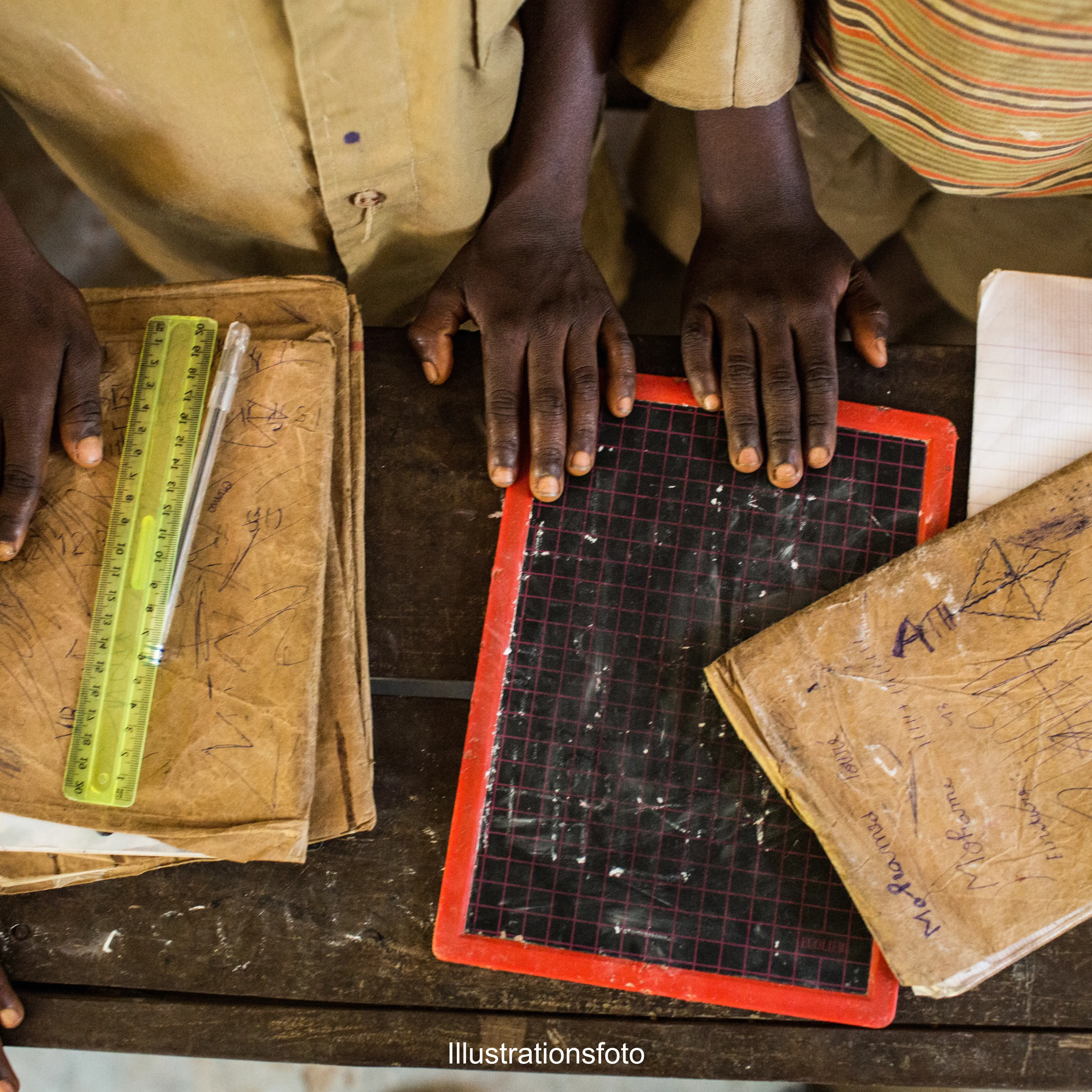 Illustrations foto af børn i skole - Planbørnefonden