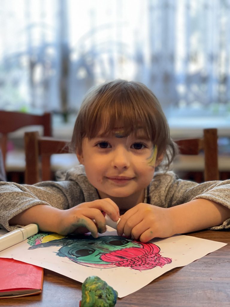 3-årige Milana er en af de mange børn, der har fået en pause fra traumerne på et mobilt værested i Moldova.