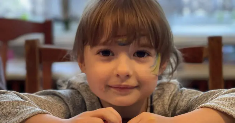 3-årige Milana er på mobilt værested i Moldova.