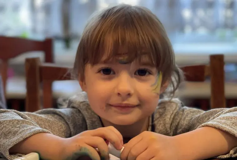 3-årige Milana er på mobilt værested i Moldova.