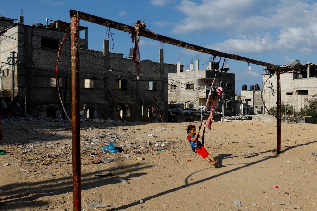 Barn på en gynge i Gaza