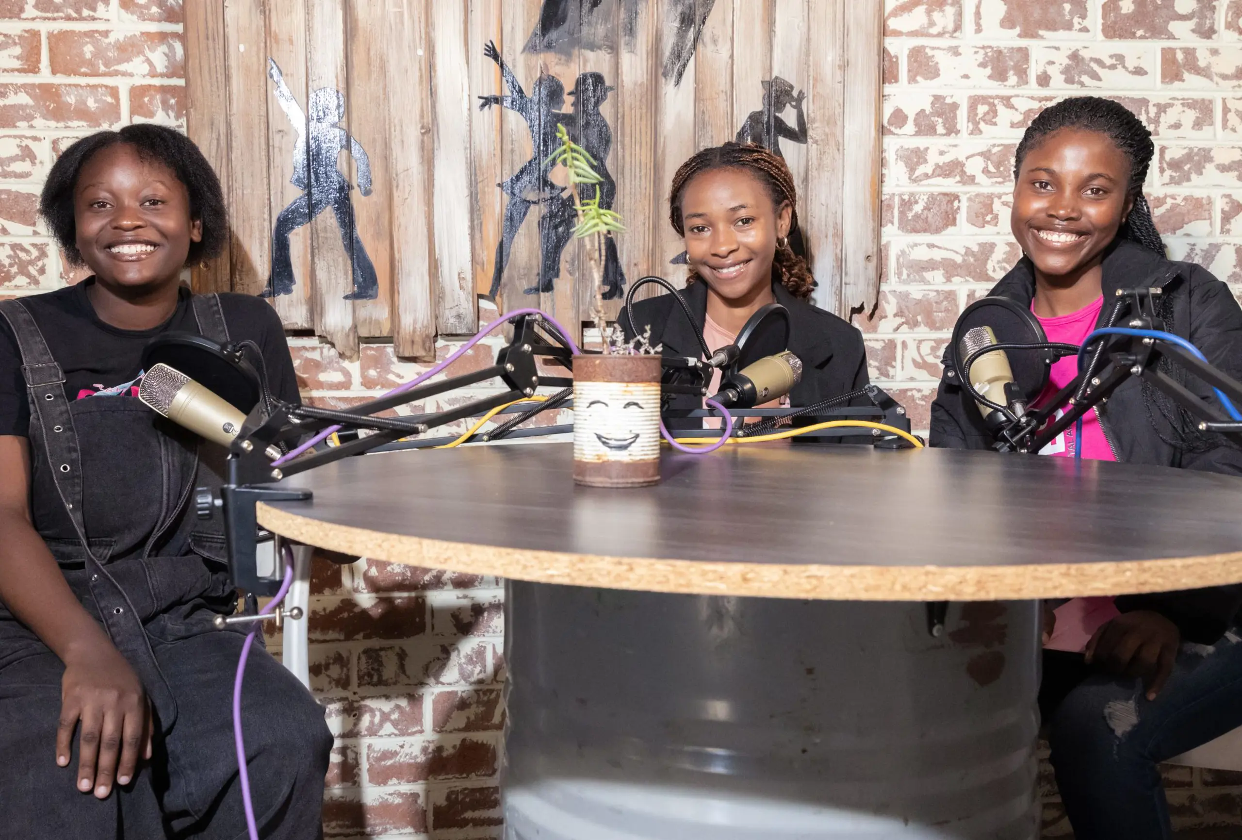 Tre piger indspiller podcast i Zimbabwe