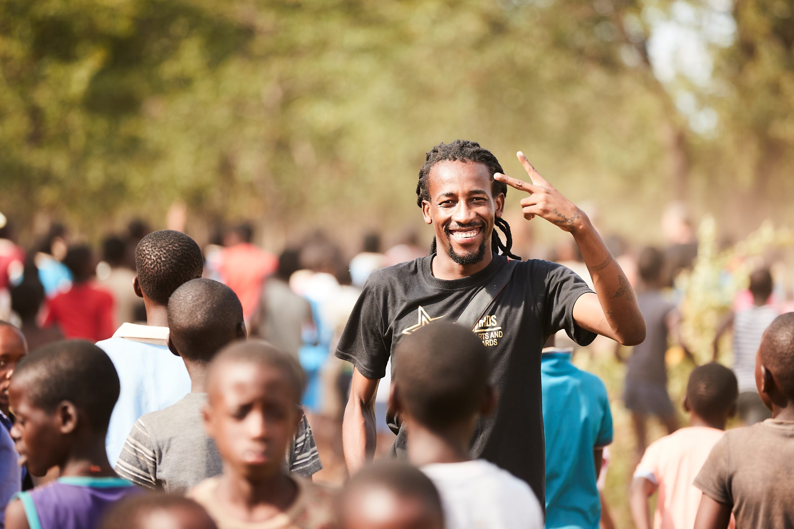 Praise fra Zimbabwe bruger sin mobiltelefon til at skabe positive forandringer for unge i sit lokalsamfund.