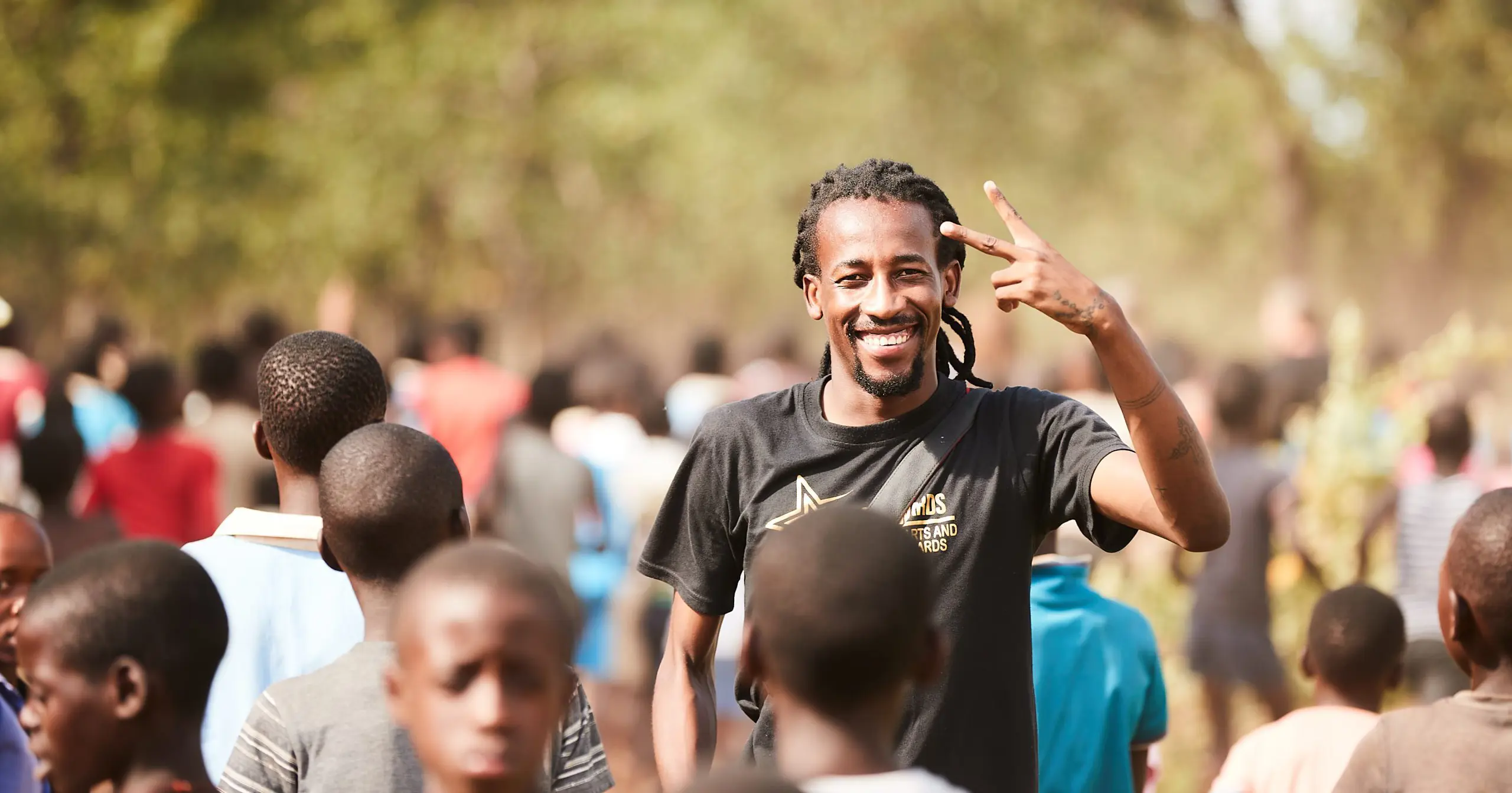 Praise fra Zimbabwe bruger sin mobiltelefon til at skabe positive forandringer for unge i sit lokalsamfund.