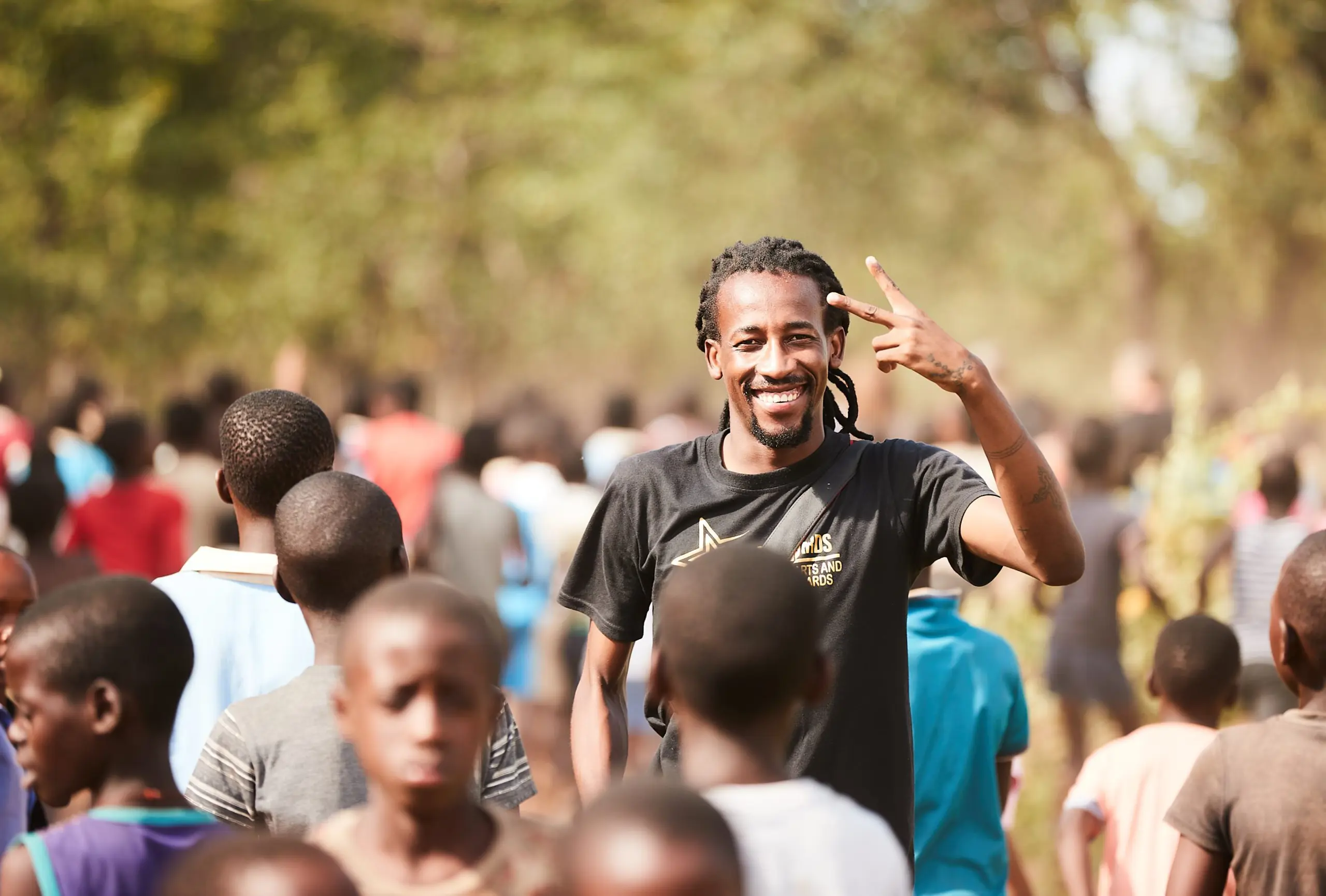 Praise fra Zimbabwe bruger sin mobiltelefon til at skabe positive forandringer for unge i sit lokalsamfund.