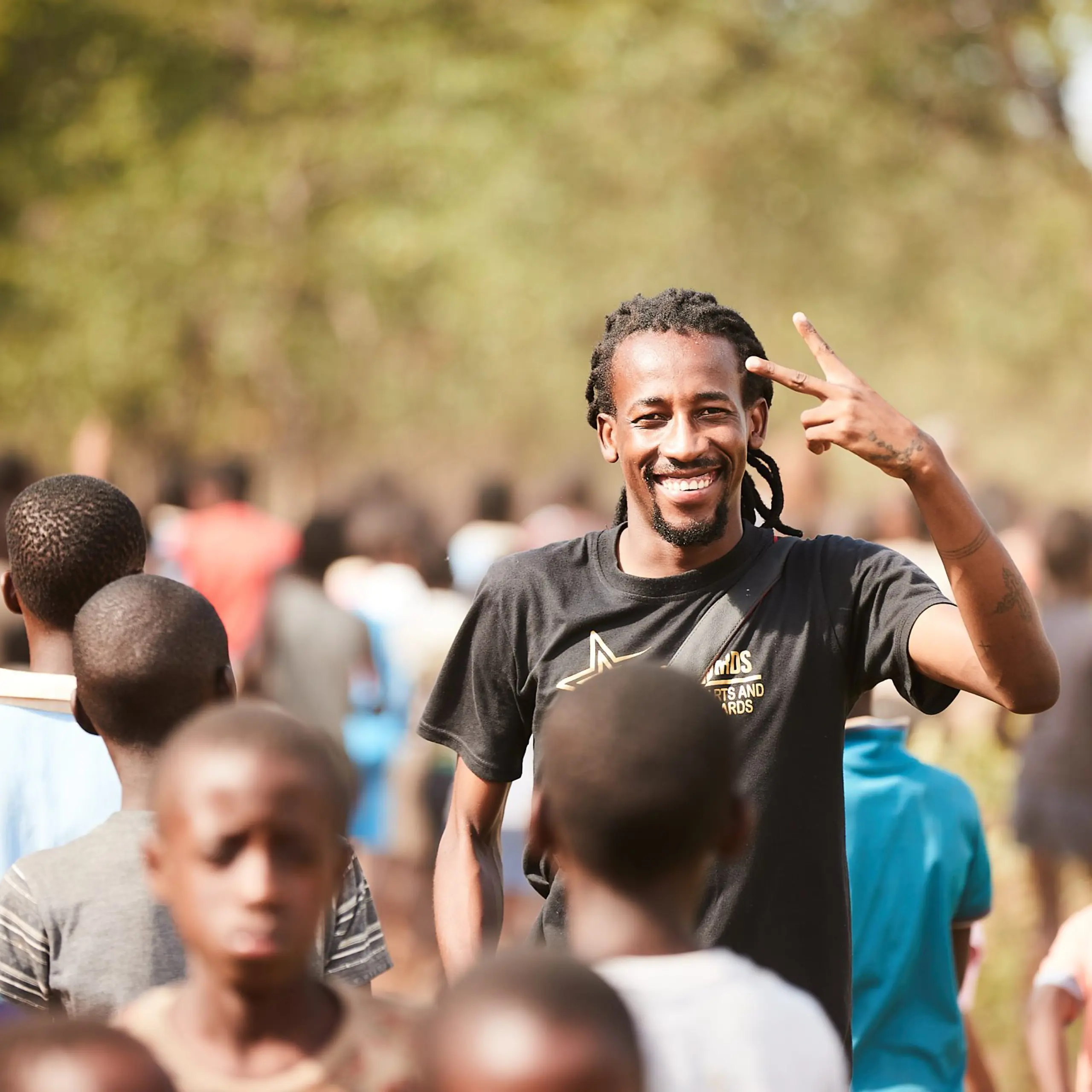 Praise fra Zimbabwe bruger sin mobiltelefon til at skabe positive forandringer for unge i sit lokalsamfund.