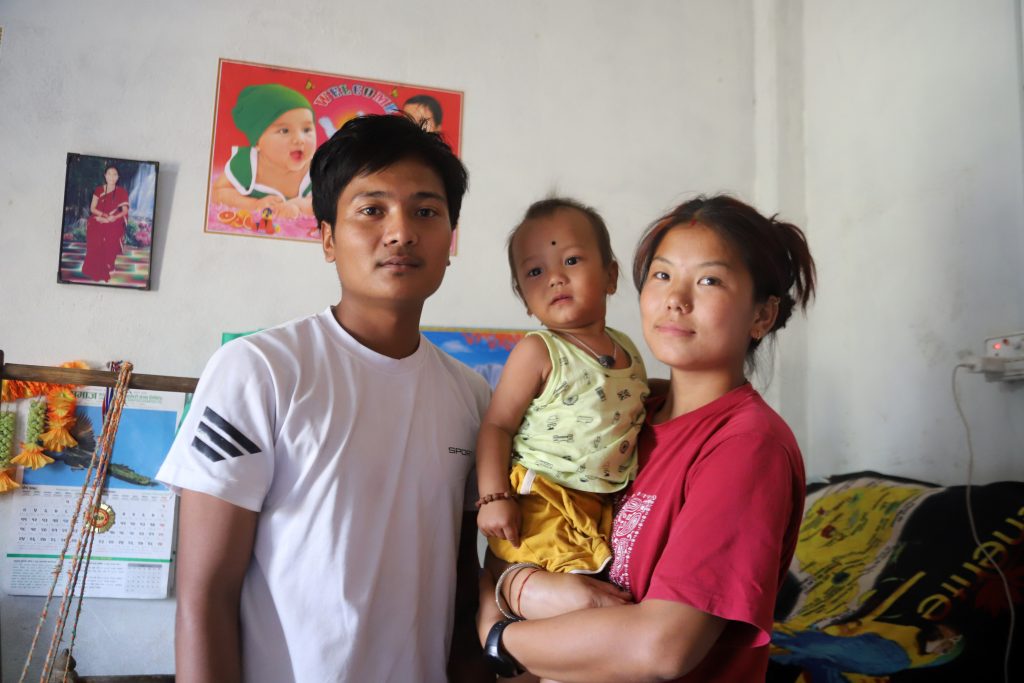 En familie bliver støttet af Planbørnefonden i Nepal