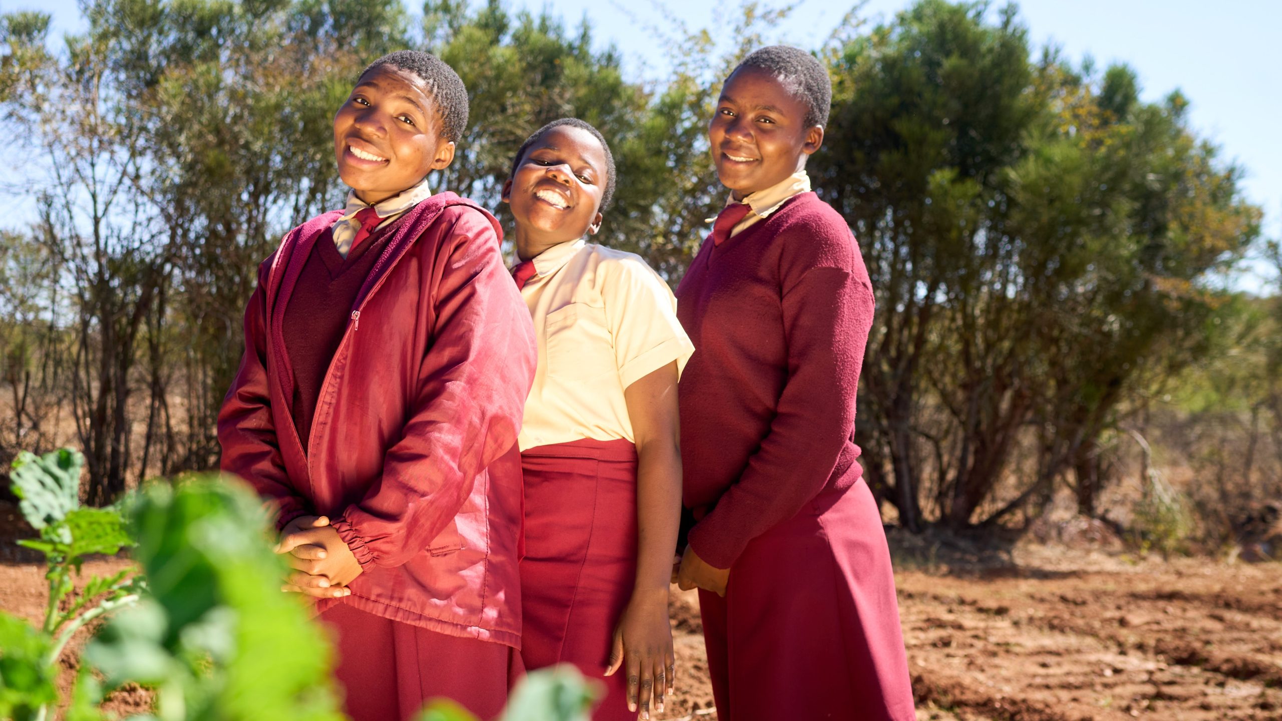 Tre glade piger i Zimbabwe