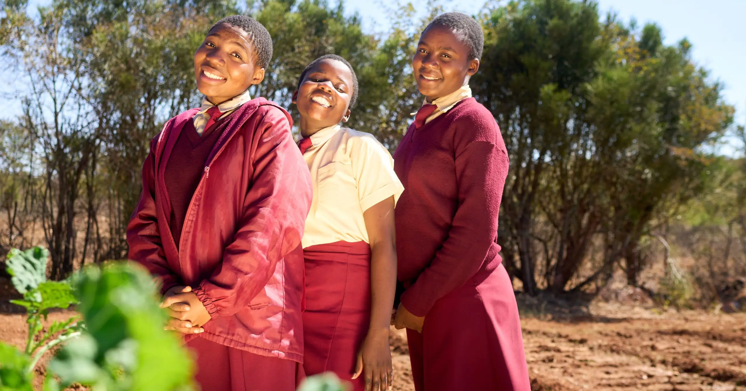 Tre glade piger i Zimbabwe