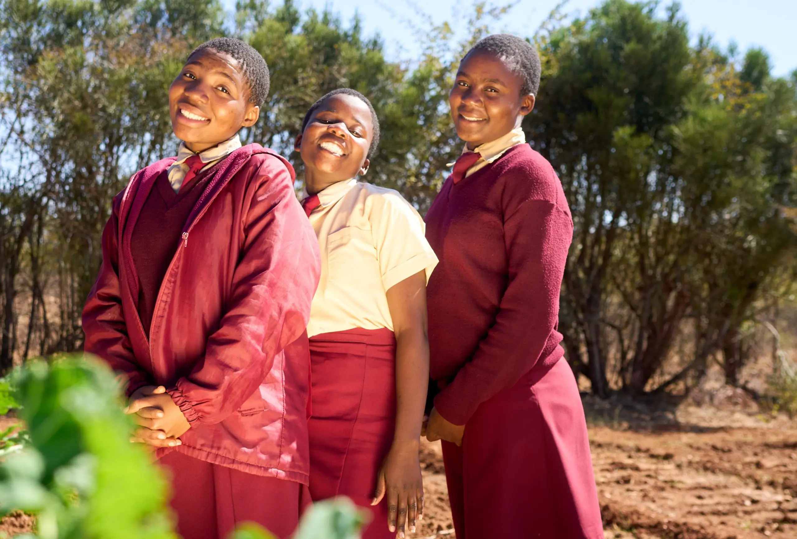 Tre glade piger i Zimbabwe