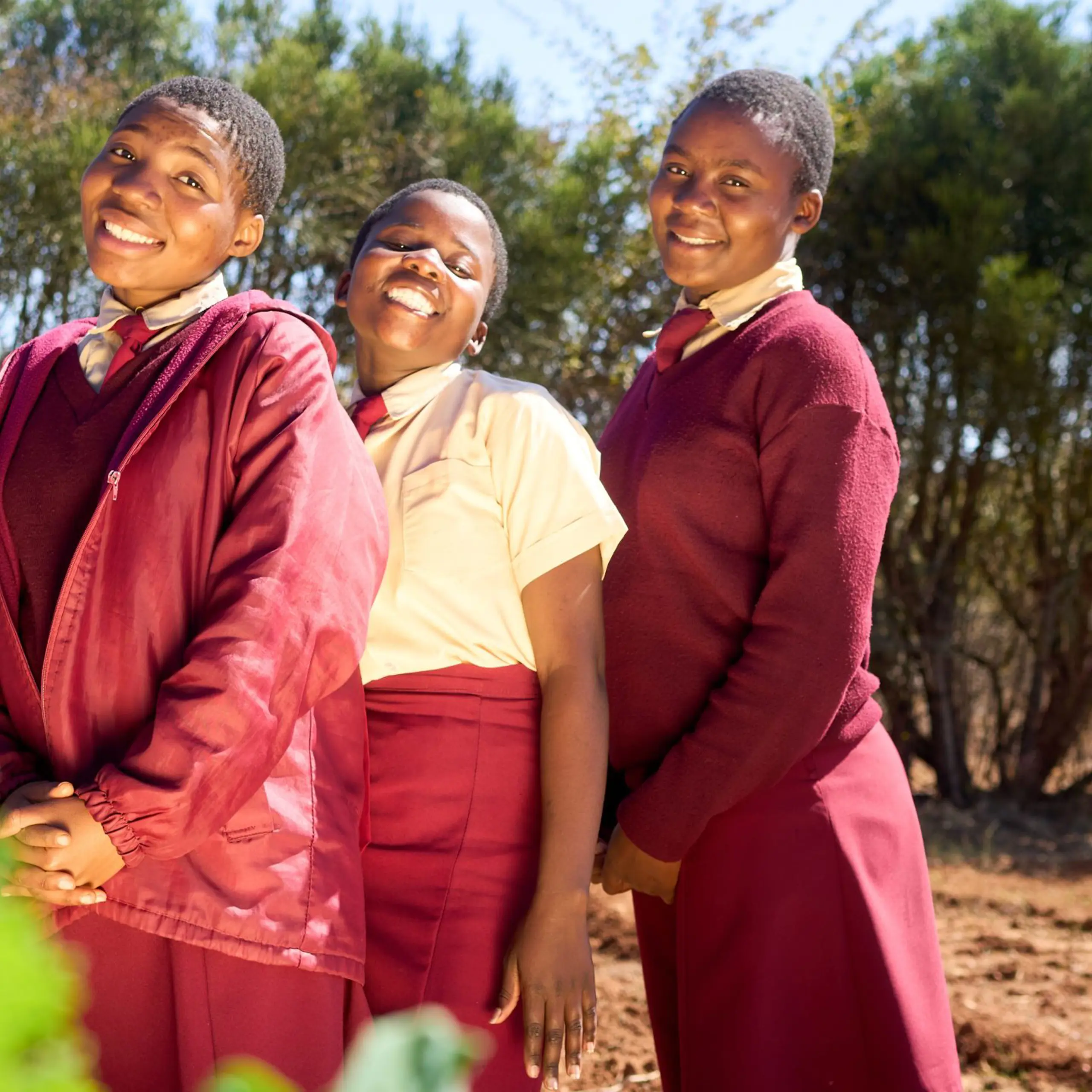 Tre glade piger i Zimbabwe
