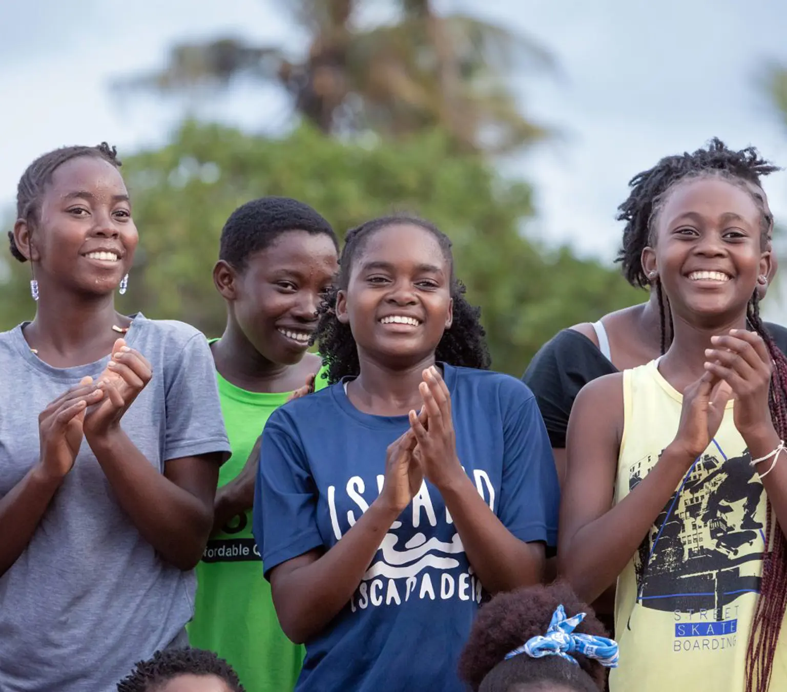 Kvinder klapper i Mozambique