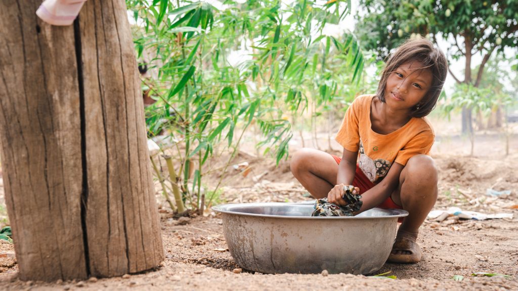 Pige vasker pander i Cambodja