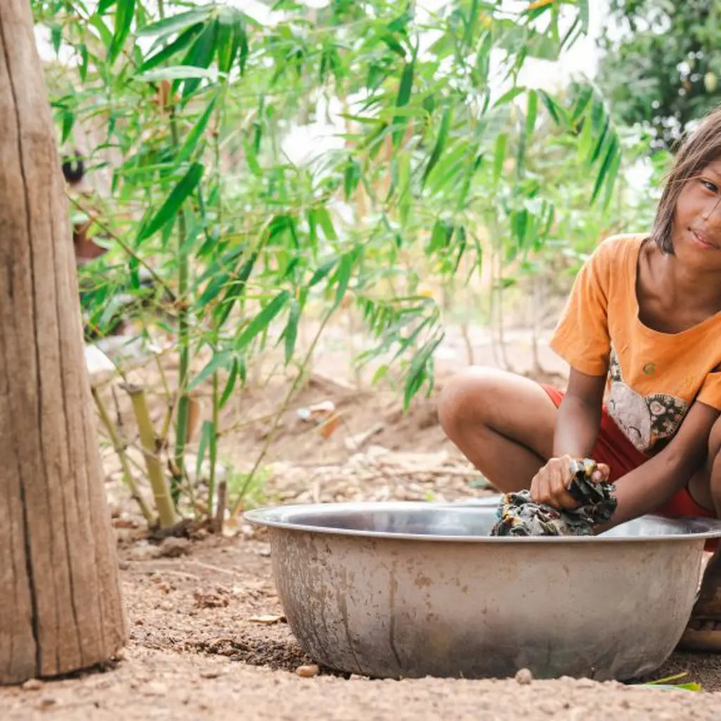 Pige vasker pander i Cambodja