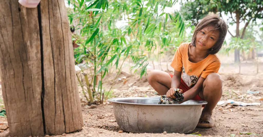 Pige vasker pander i Cambodja
