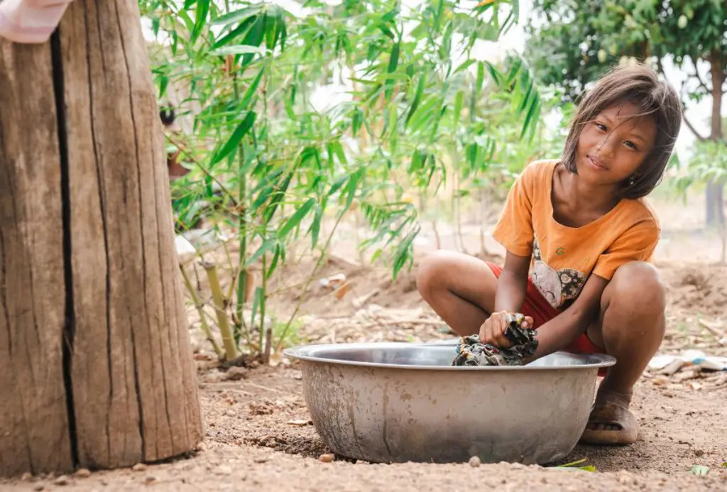 Pige vasker pander i Cambodja