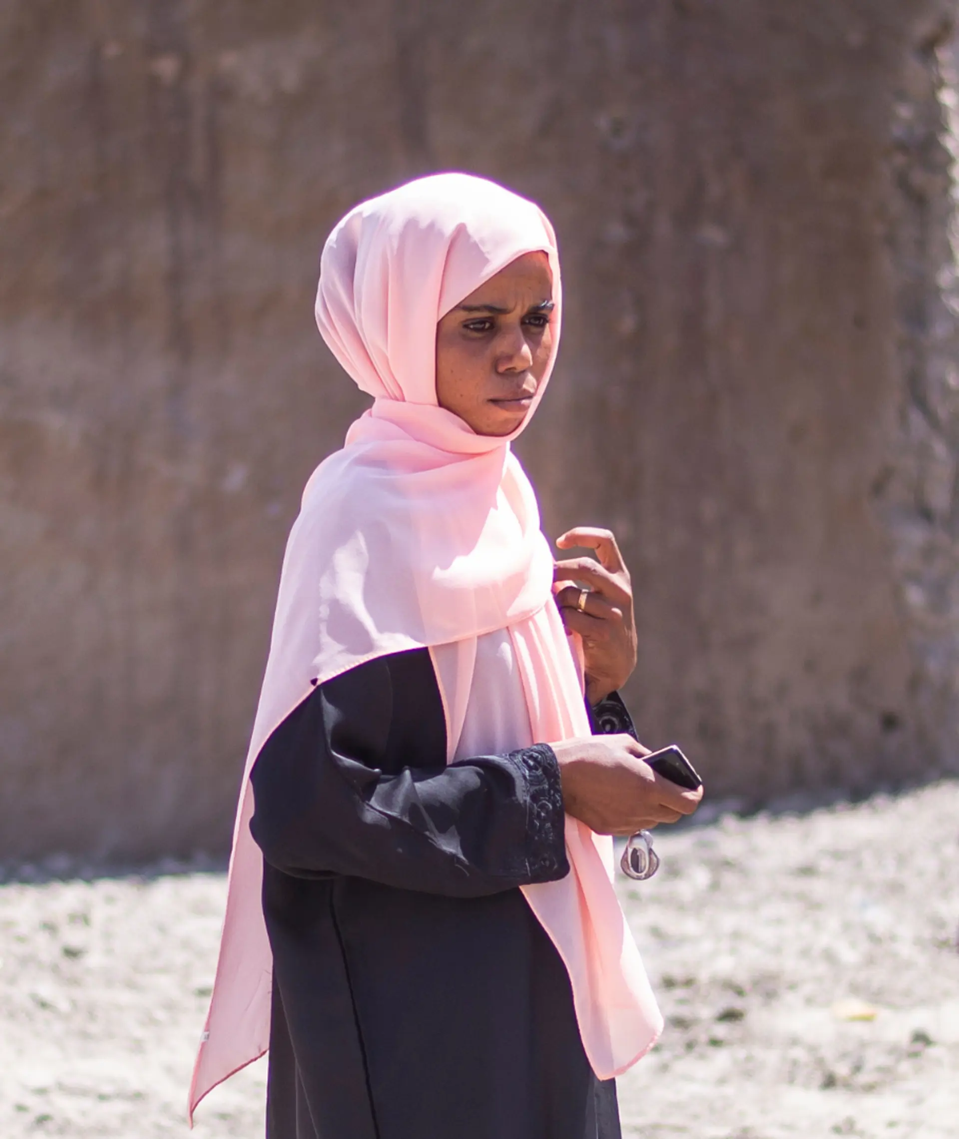 Pige i sudan med lyserødt tørklæde på