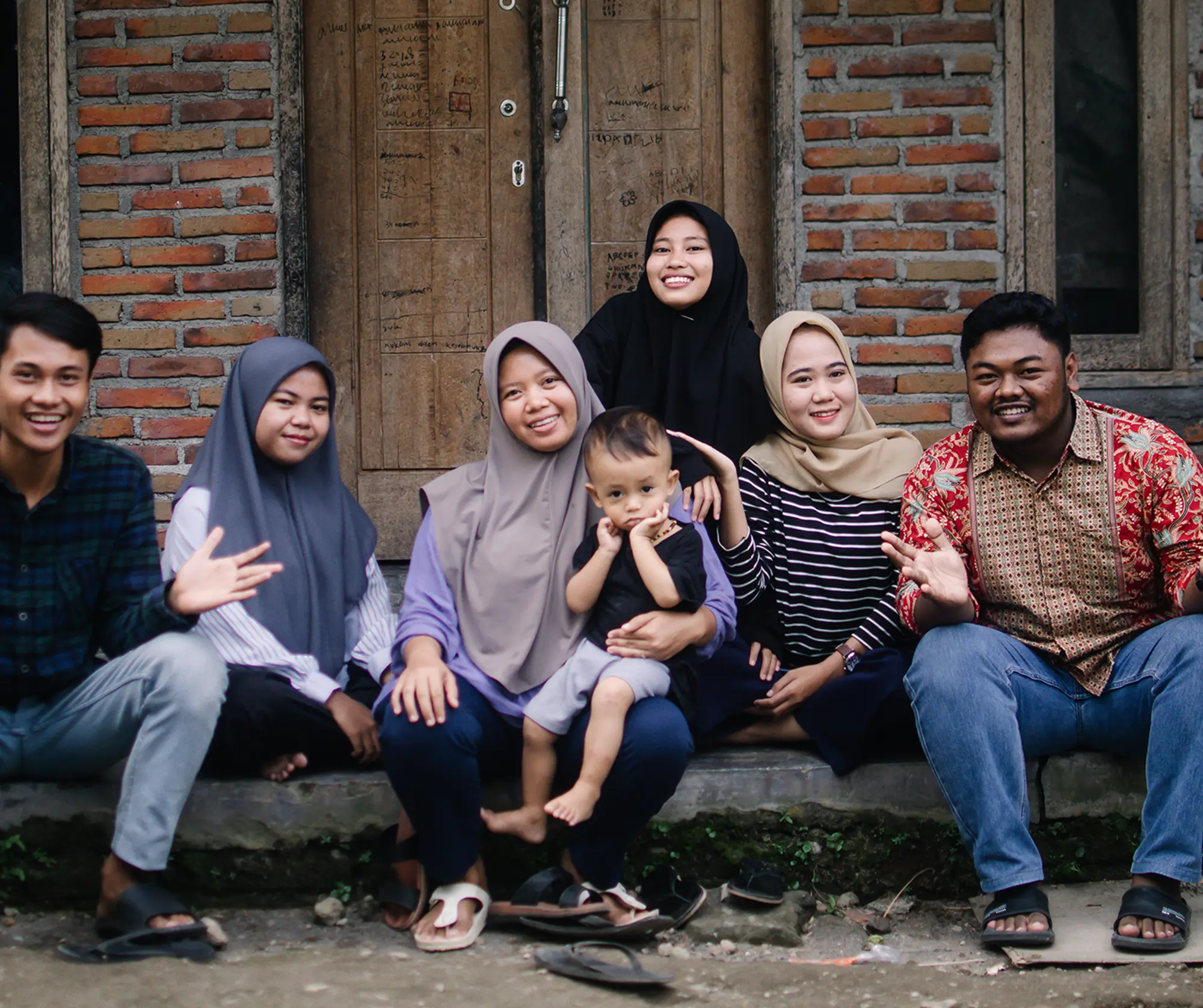 Familie på fortovet i Indonesien