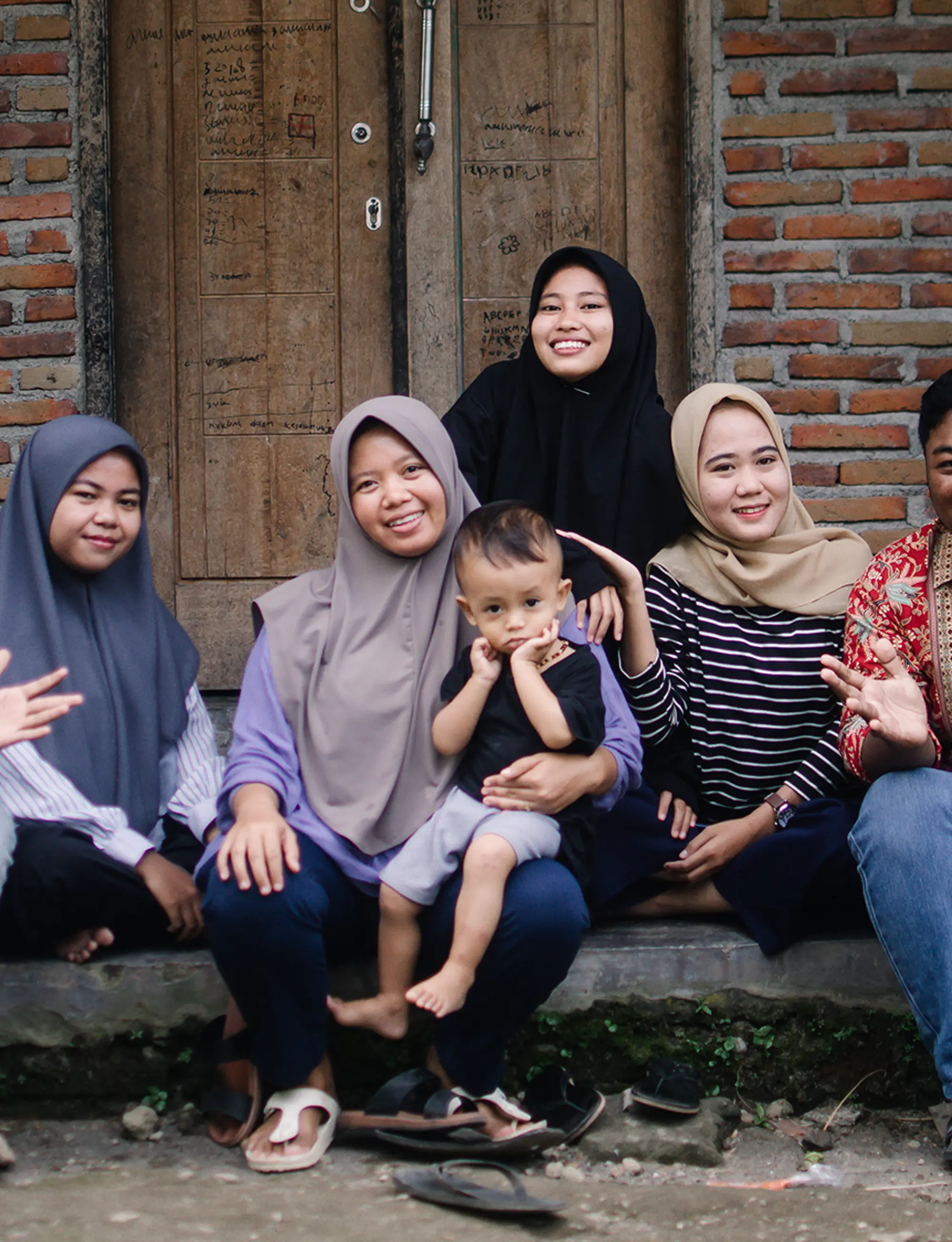 Familie på fortovet i Indonesien