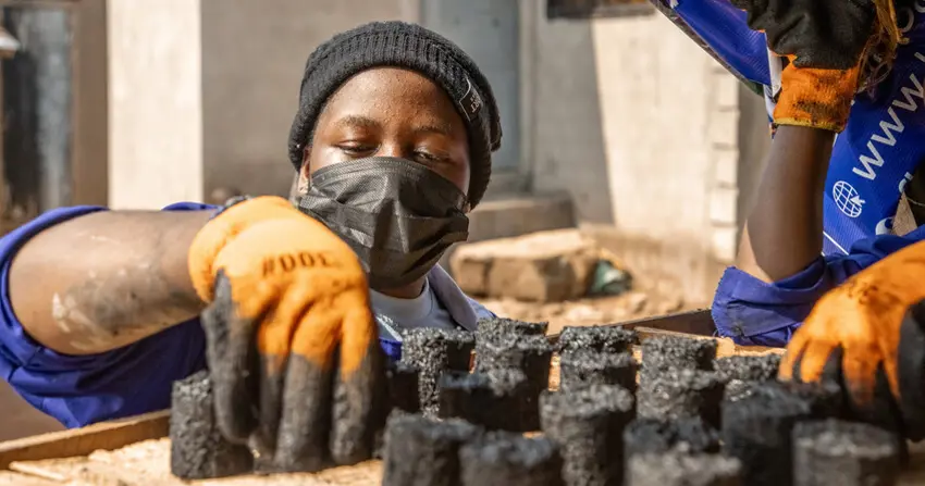 Fatuma producerer briketter