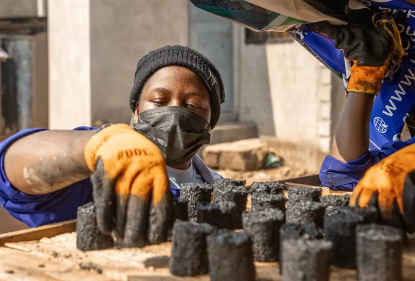 Fatuma producerer briketter