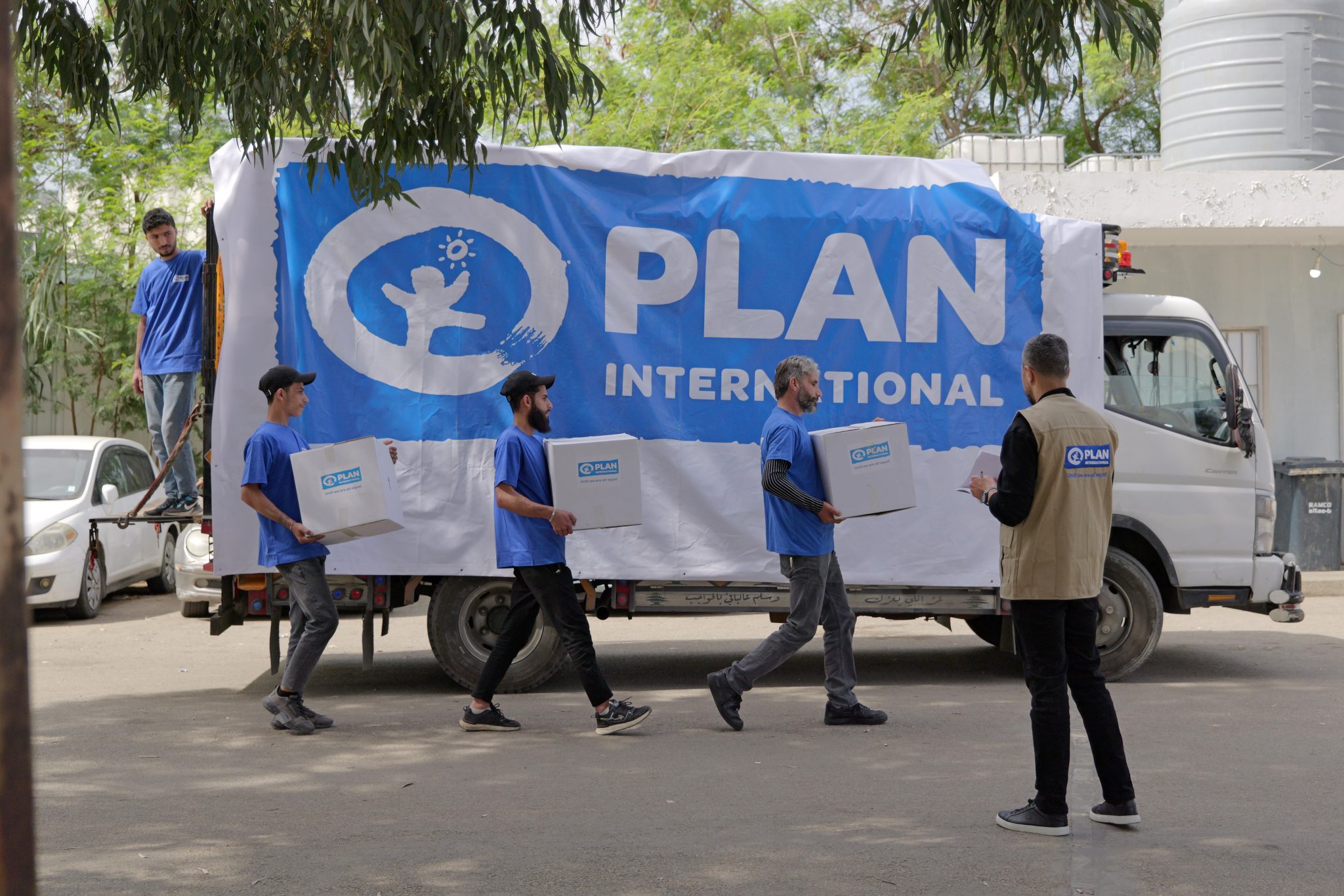 Plan medarbejdere pakker lastbil
