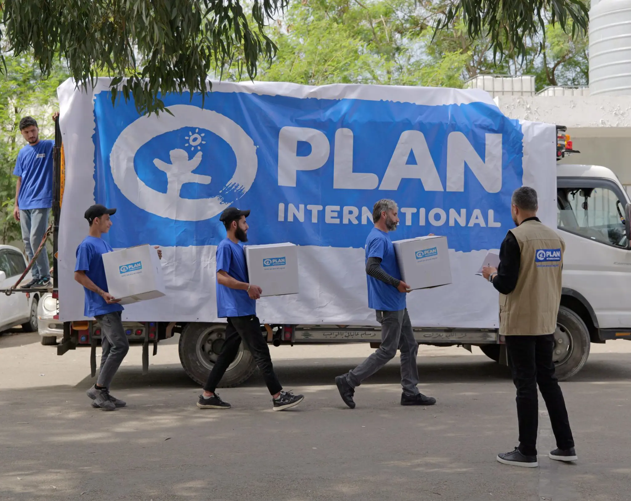 Plan medarbejdere pakker lastbil