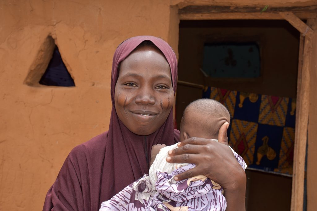 Fatima med sin datter i Nigeria