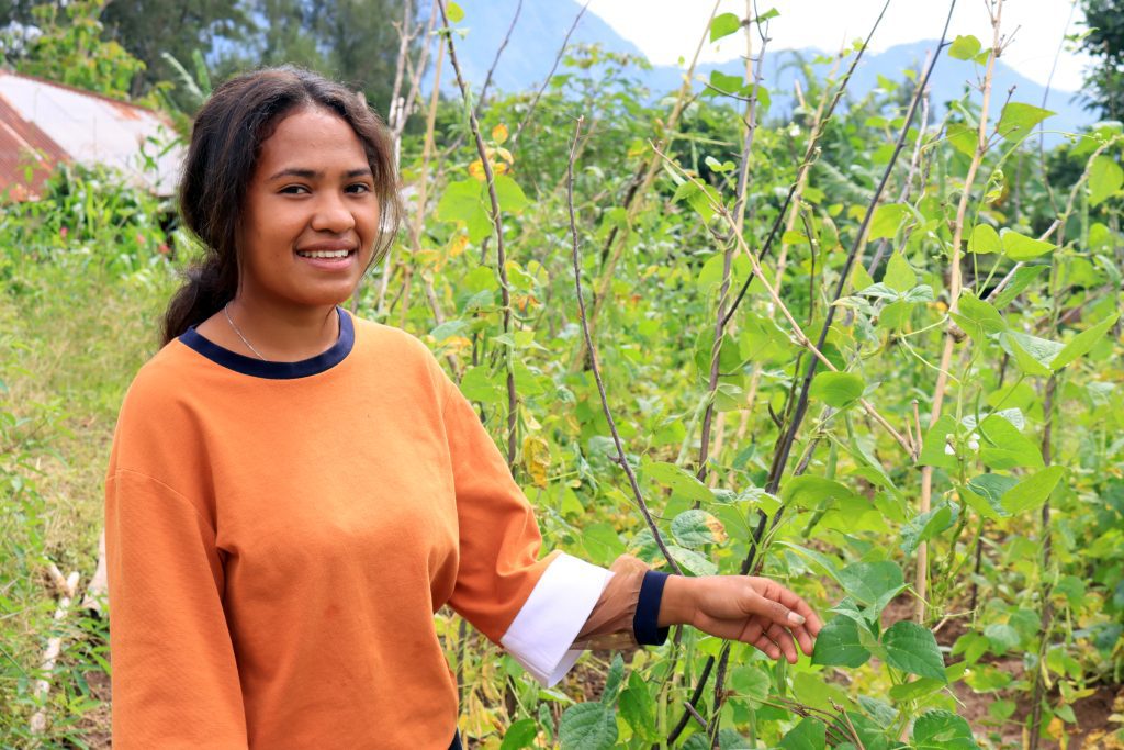 Pige i Østtimor på en mark