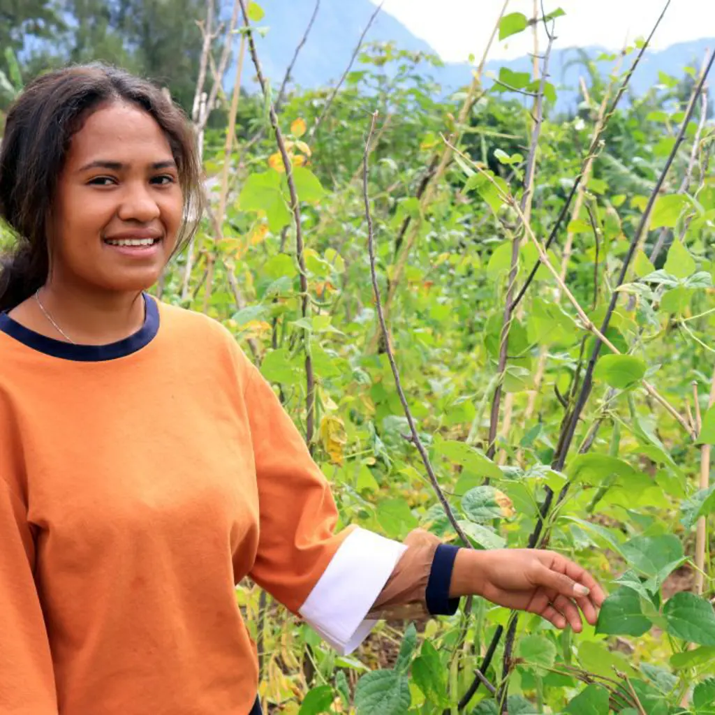 Pige i Østtimor på en mark