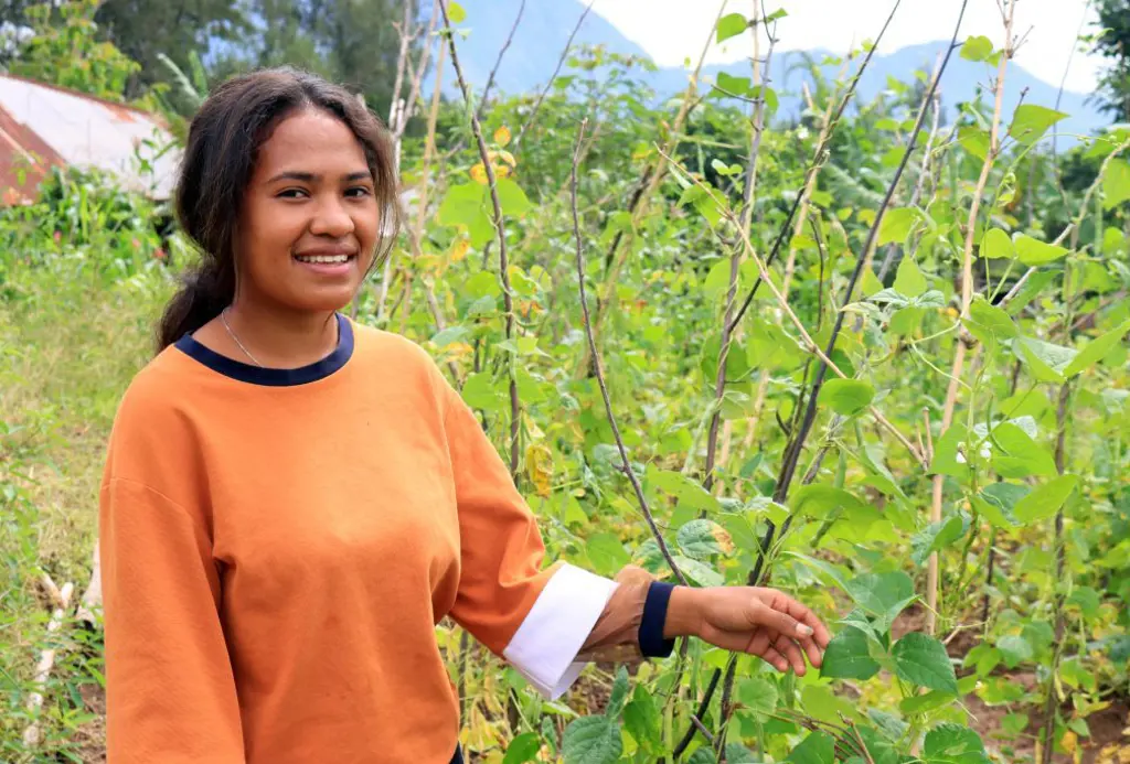 Pige i Østtimor på en mark