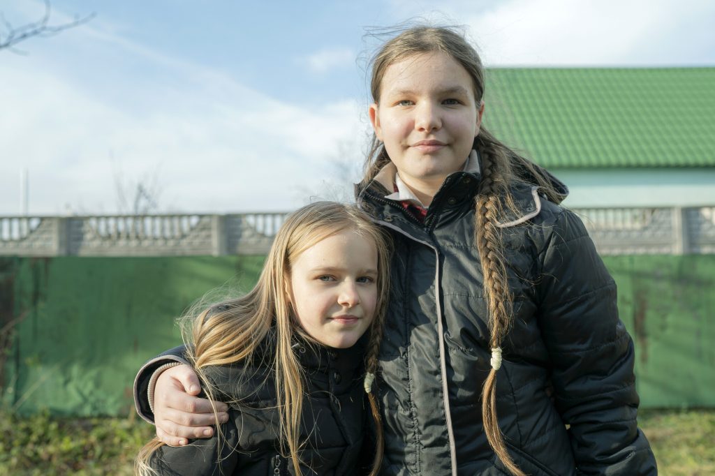 To piger der står sammen i Ukraine