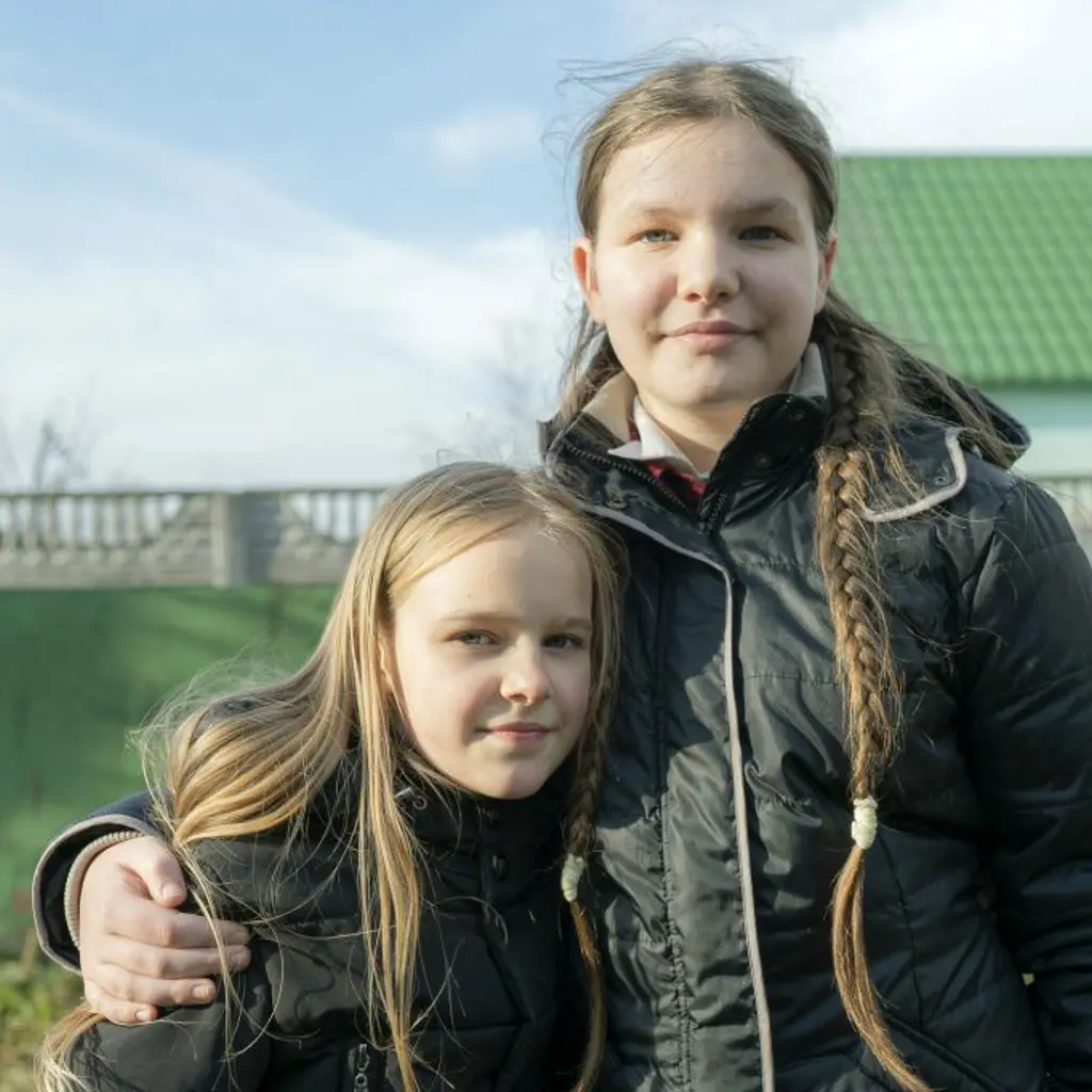 To piger der står sammen i Ukraine