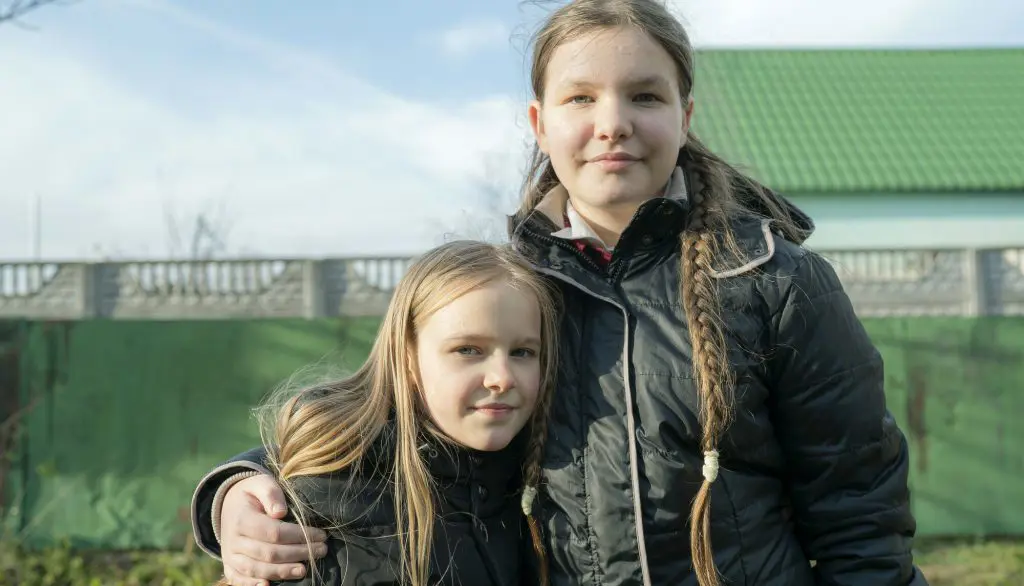 To piger der står sammen i Ukraine