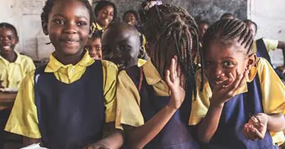 Glade børn i skoleuniform