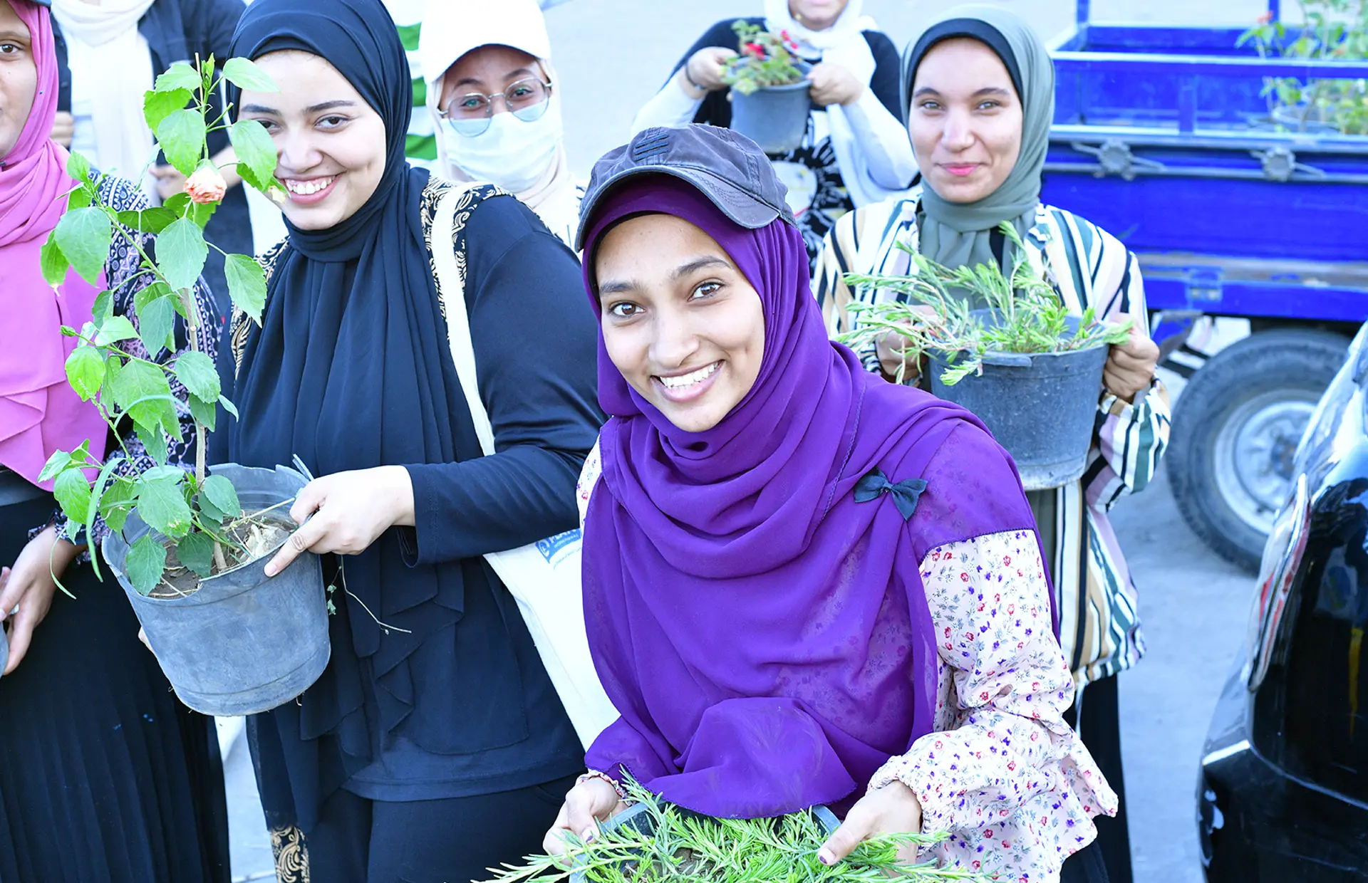 Piger med deres planter i Egypten - Planbørnefonden