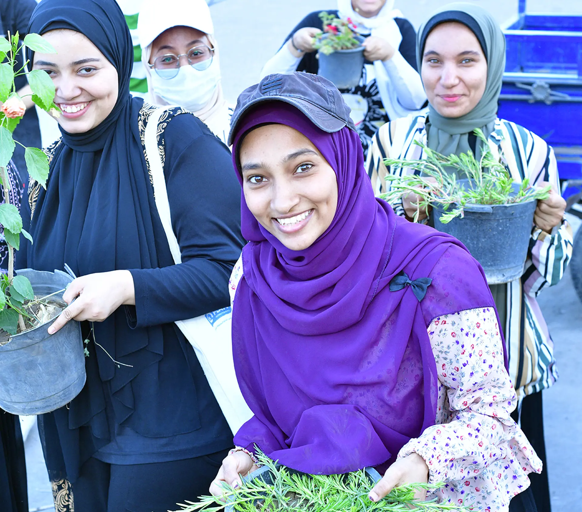 Piger med deres planter i Egypten - Planbørnefonden