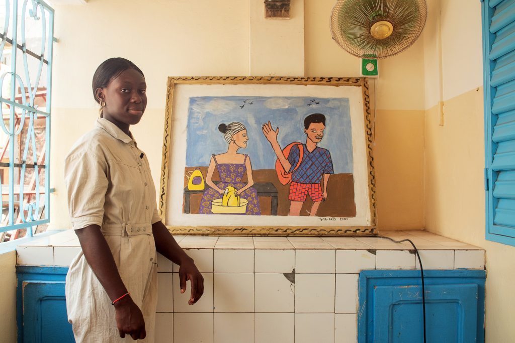Kvinde laver kunst i Senegal