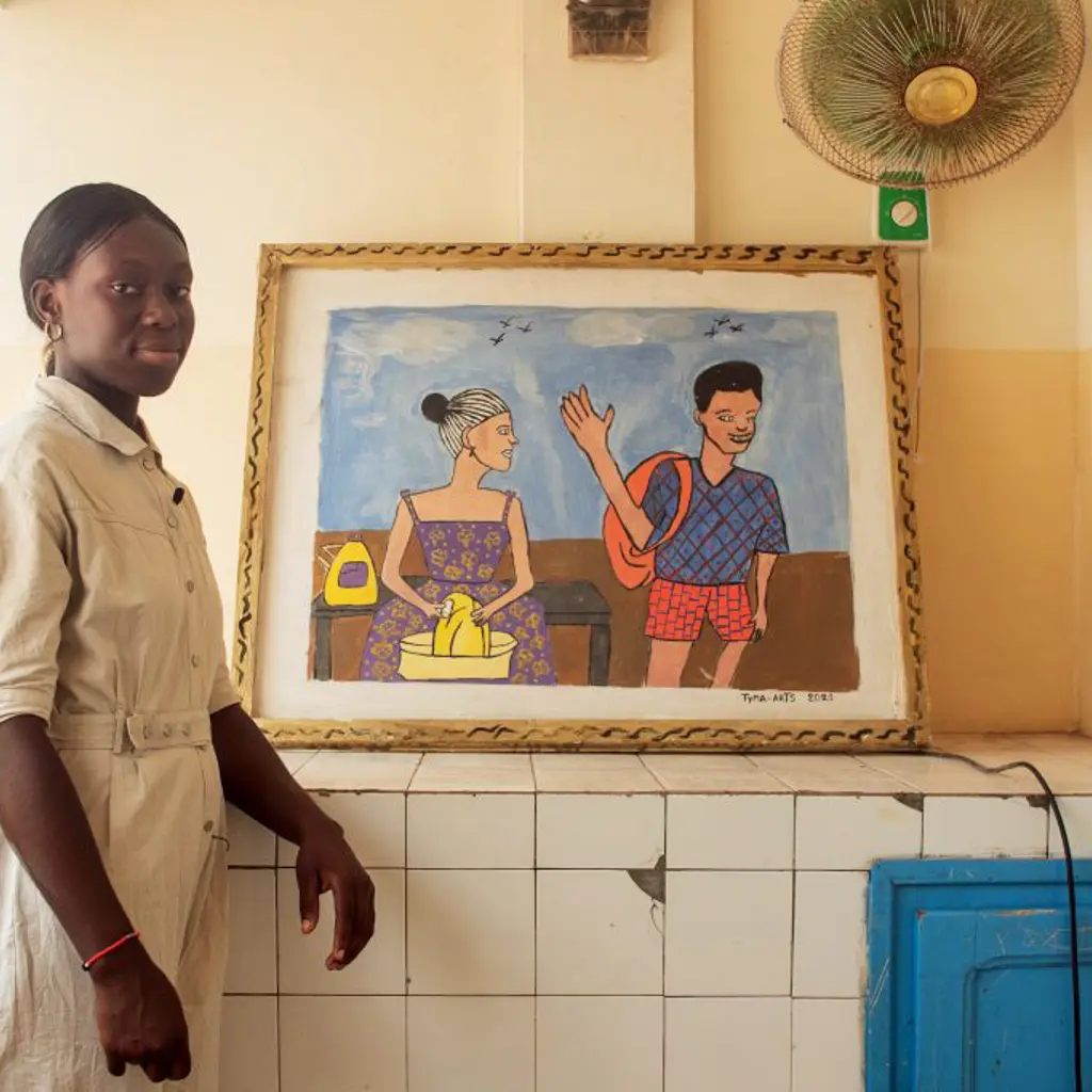 Kvinde laver kunst i Senegal
