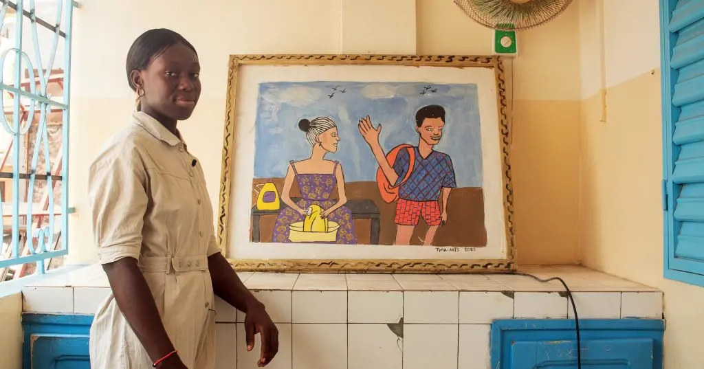 Kvinde laver kunst i Senegal