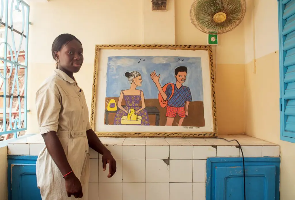Kvinde laver kunst i Senegal