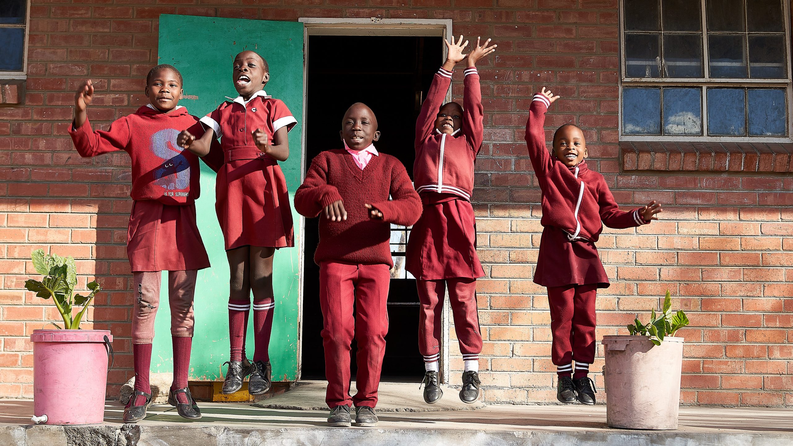 5 børn foran deres skole i Zimbabwe