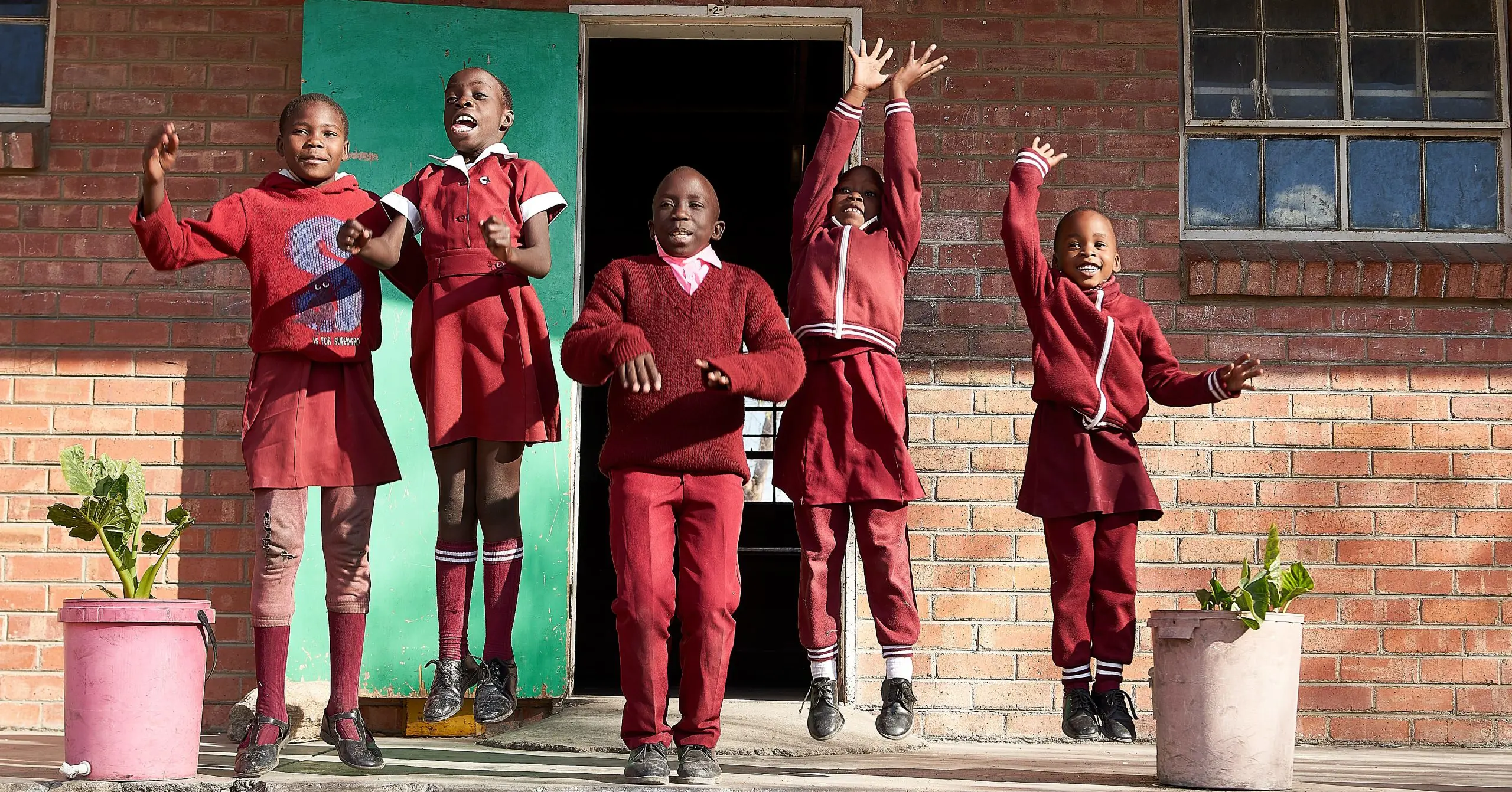 5 børn foran deres skole i Zimbabwe