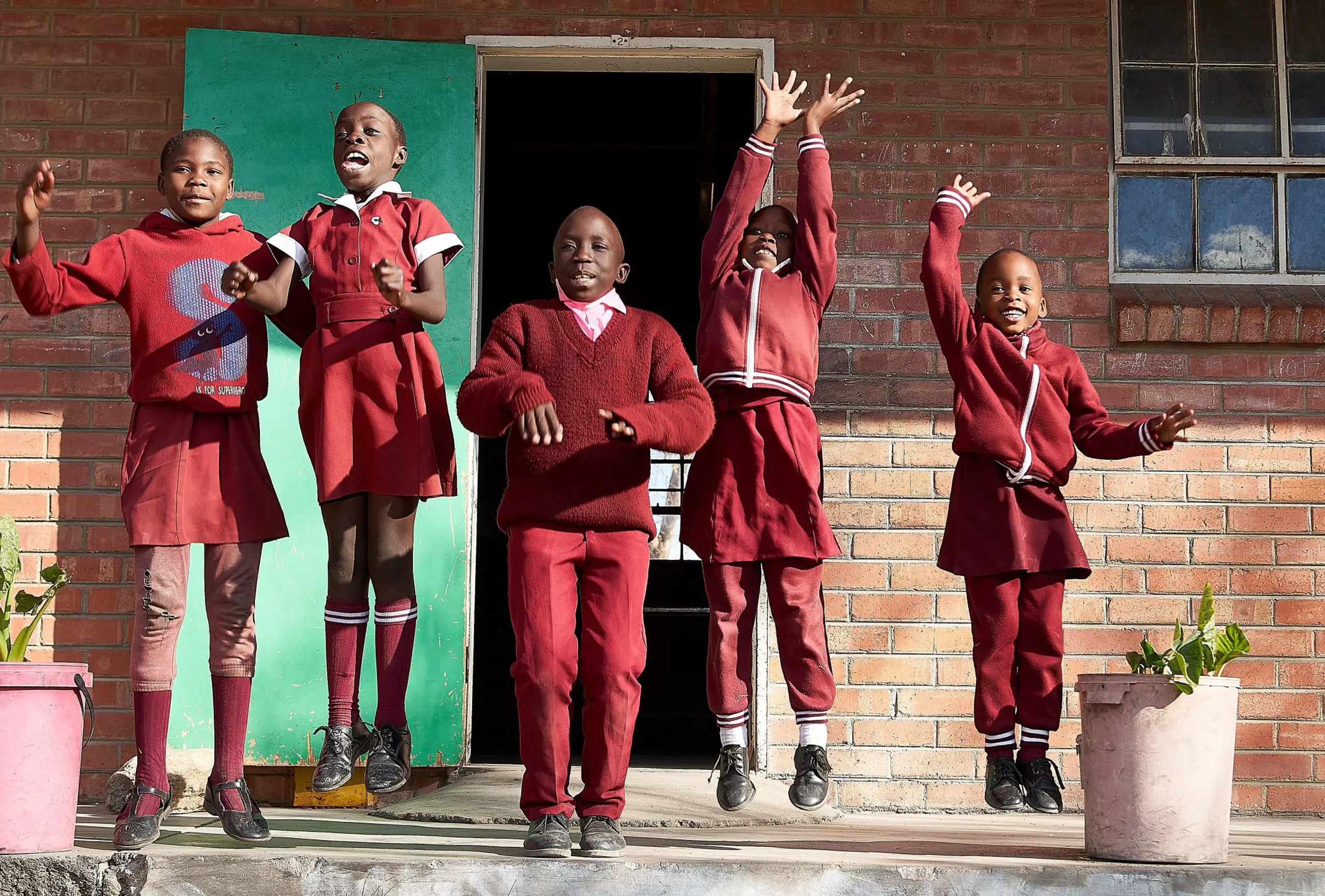 5 børn foran deres skole i Zimbabwe