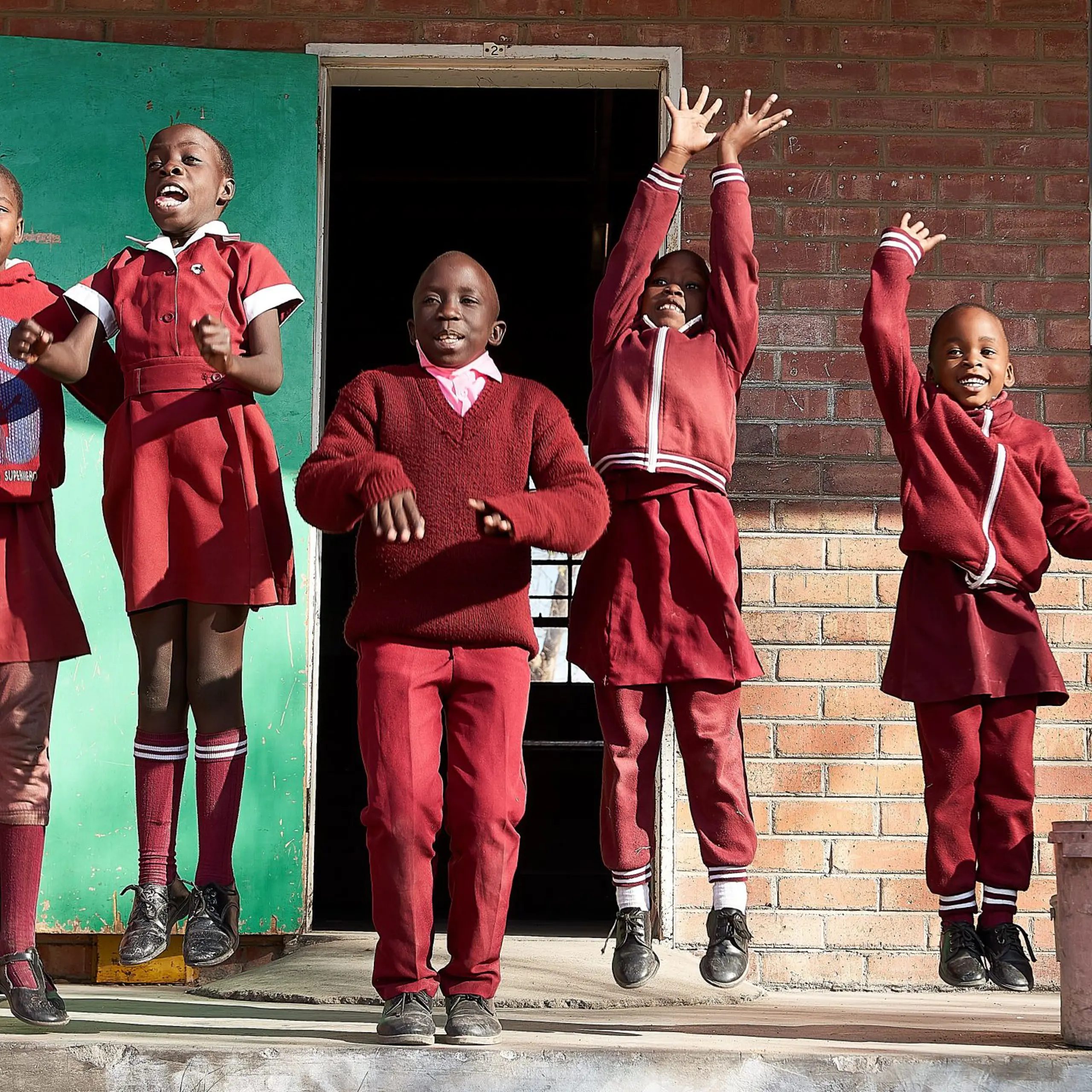5 børn foran deres skole i Zimbabwe
