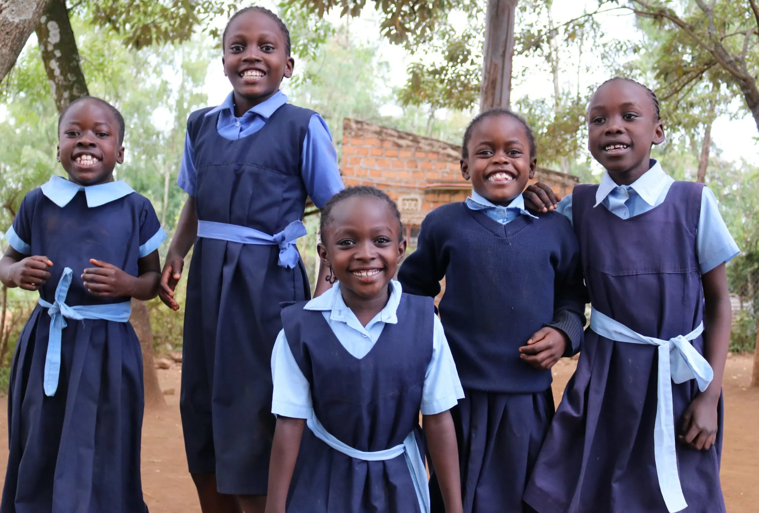 5 børn foran deres skole i Uganda