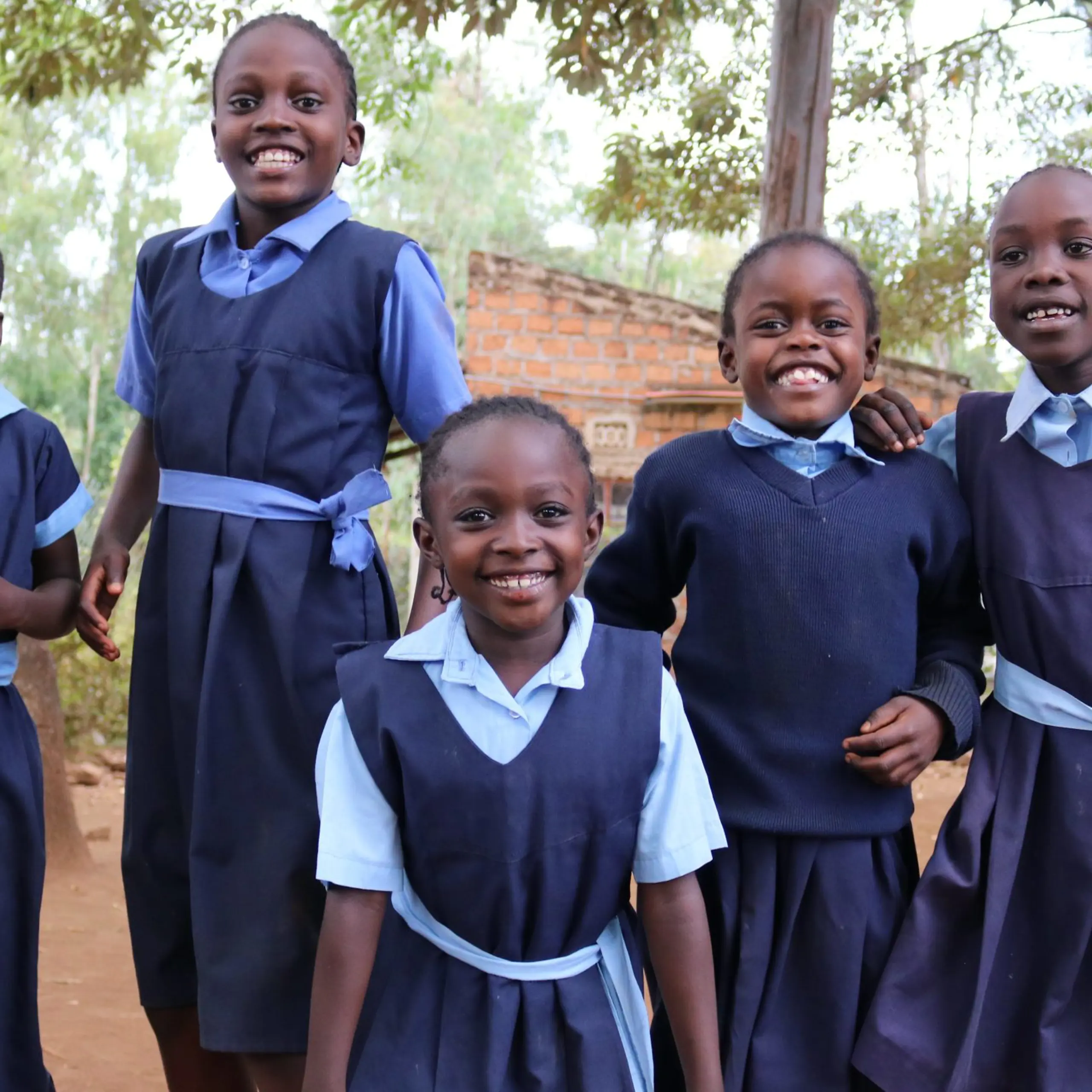 5 børn foran deres skole i Uganda