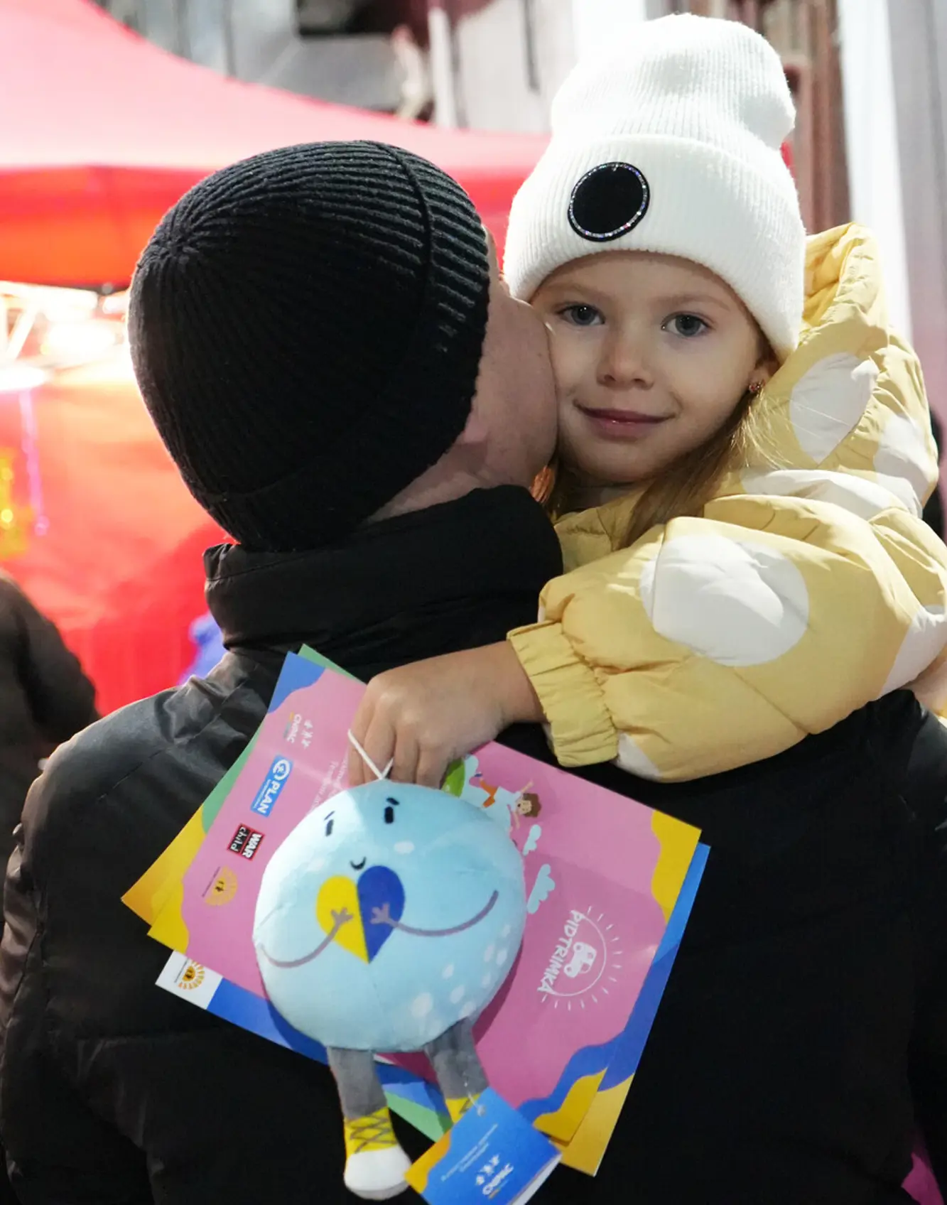 Barn der puster ballon op