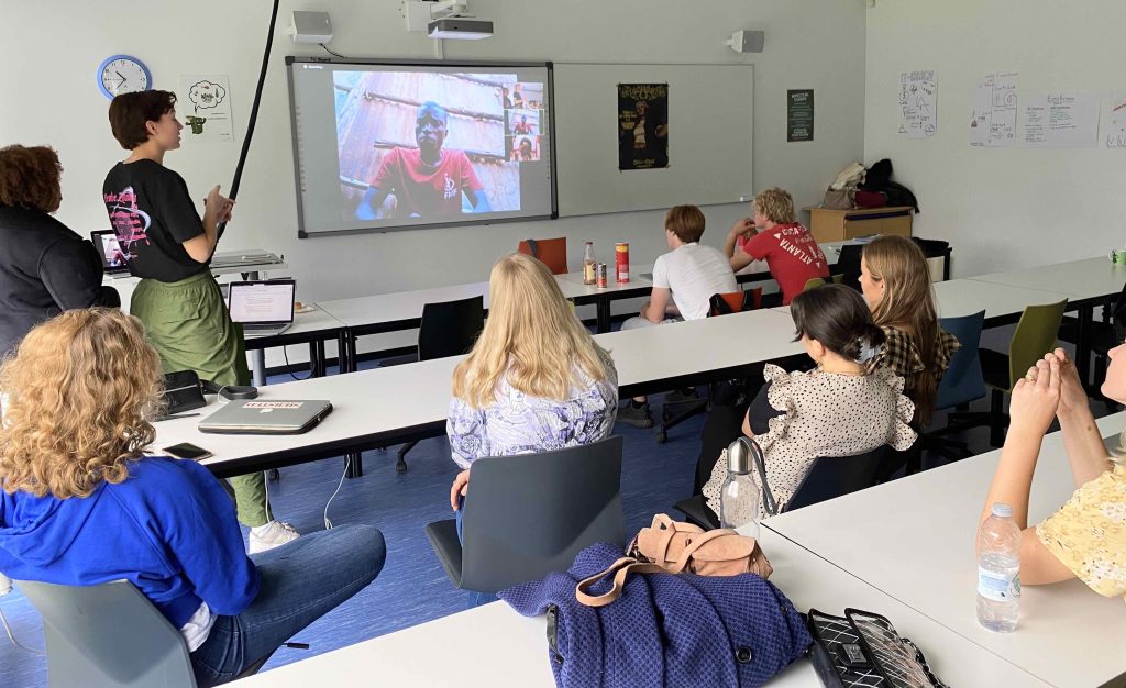 Gymnasieelever lytter til foredrag