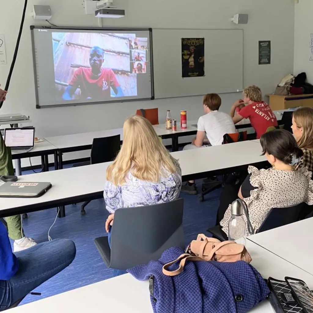 Gymnasieelever lytter til foredrag